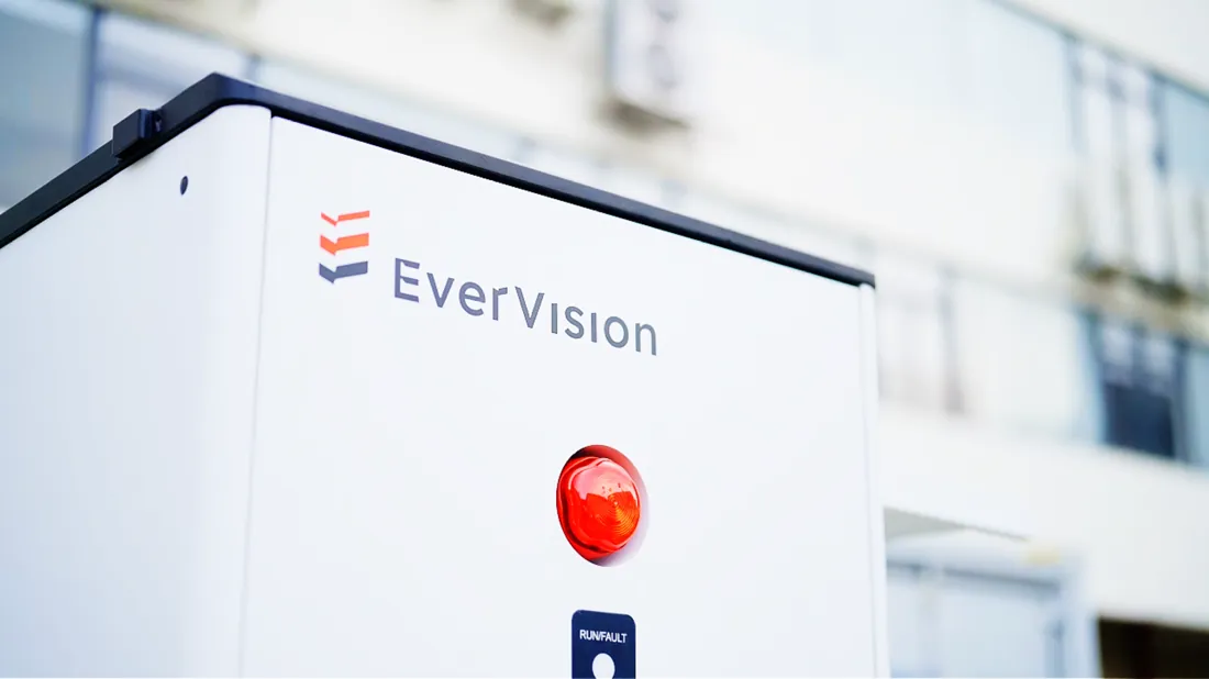 Nahaufnahme von EverVision-Logo und Not-Aus-Schalter an einem Speicherschrank